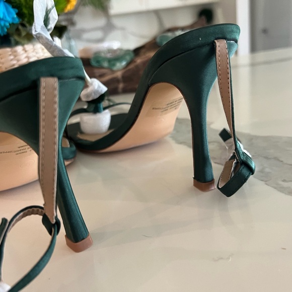 Inspired by Bottega Veneta, fluffy feather accent green stiletto heel - Picture 9 of 10